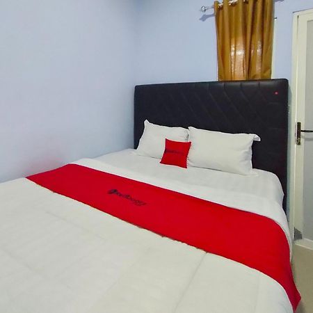 Отель Reddoorz Syariah Near Stasiun Wates Wates  Экстерьер фото