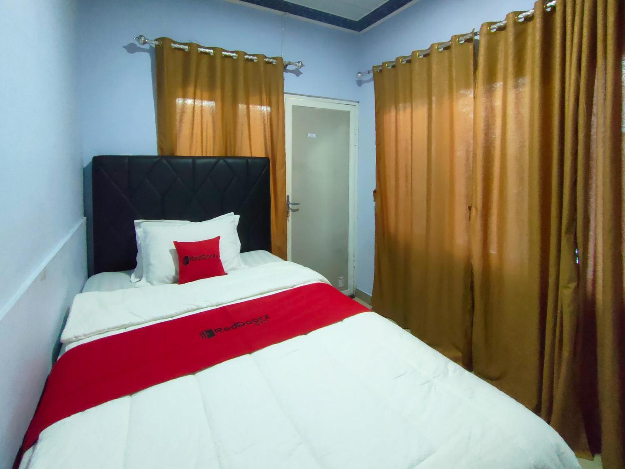 Отель Reddoorz Syariah Near Stasiun Wates Wates  Экстерьер фото